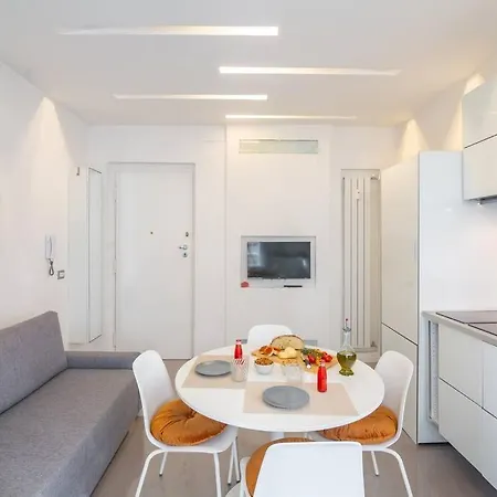 My Cozy White House Rome