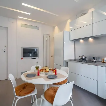 My Cozy White House Rome